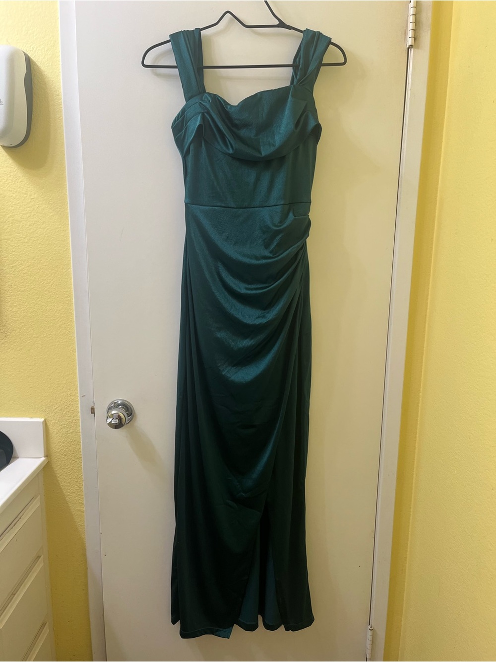 Shapewear Off
Shoulder Shine Ruched
Sculpting Maxi Dress